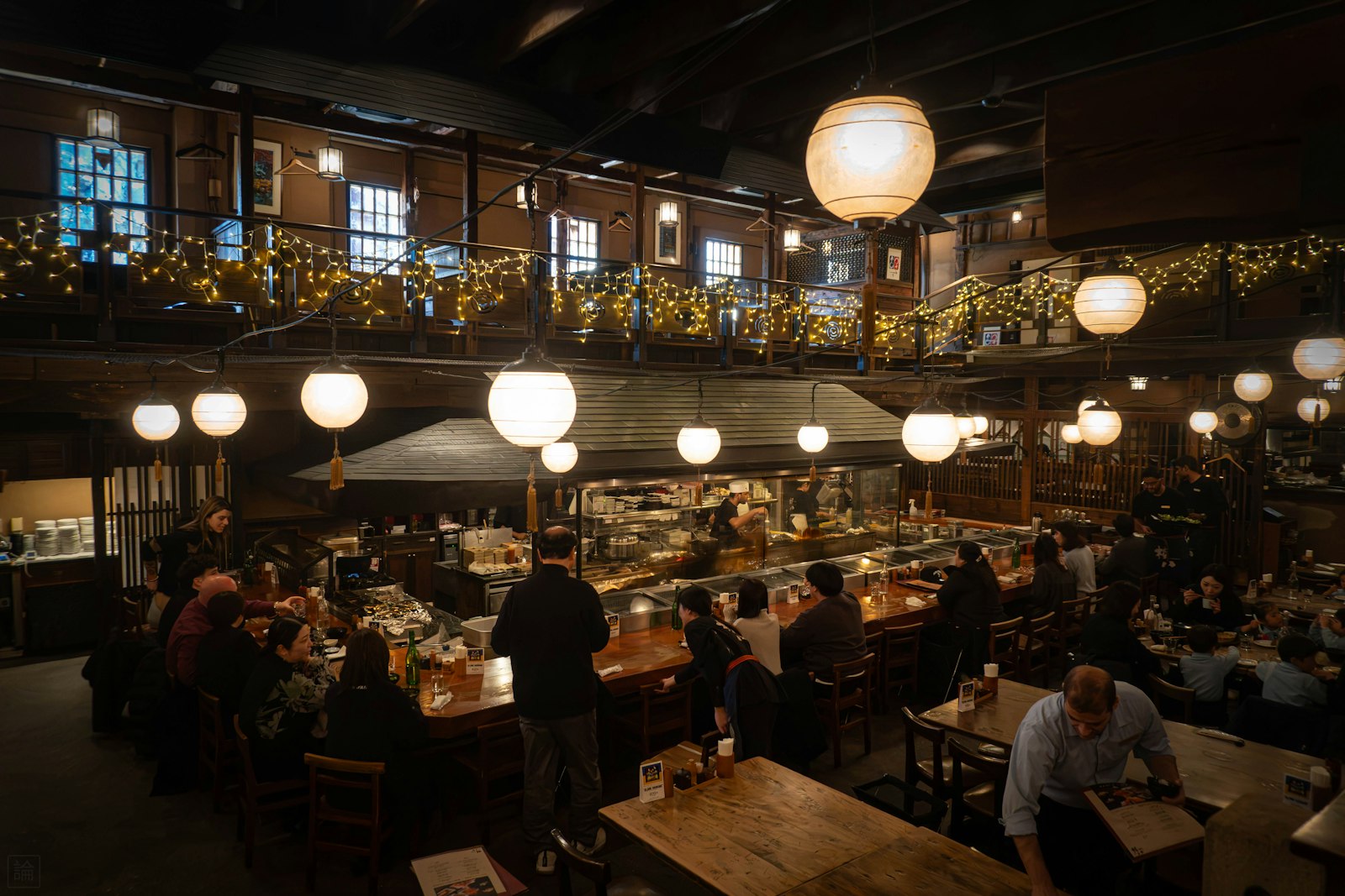 にぎわう大きな飲食店